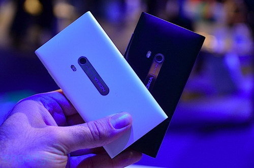 诺基亚N9白色版惊艳亮相 系统更新 诺基亚N9白色版惊艳亮相 系统更新