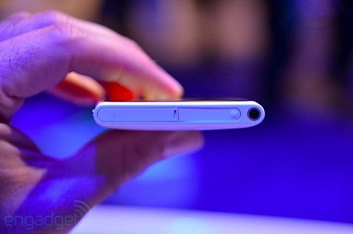 诺基亚N9白色版惊艳亮相 系统更新 诺基亚N9白色版惊艳亮相 系统更新