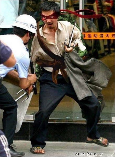 春熙路不速“刀客”照遭网友PS图1 春熙路不速“刀客”照遭网友PS图1