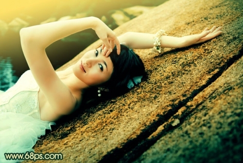 Photoshop给石壁上的美女增加漂亮的黄青色