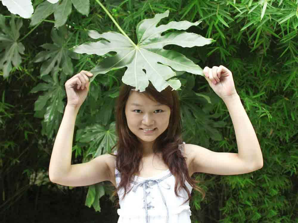 PS如何调出翠绿树木外景人像 PS如何调出翠绿树木外景人像