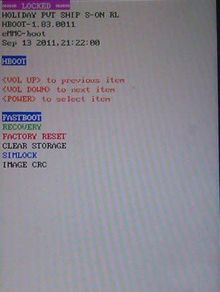 按住音量下调键同时按住电源键