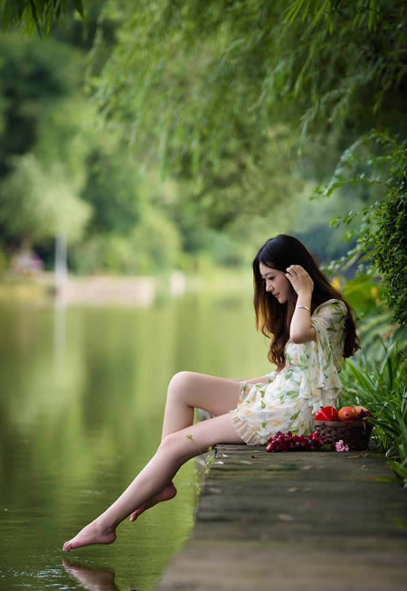 调出紫褐色唯美湖景美女图片的PS调色教程