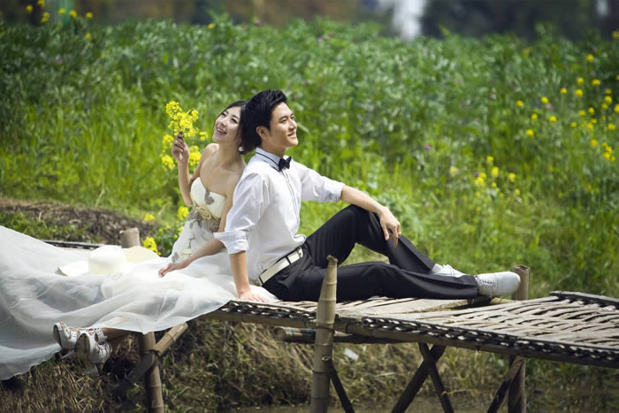 调出梦幻深蓝色田园背景婚纱照片的PS教程