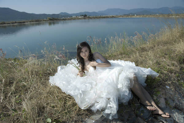 提亮唯美洁白湖景婚片色彩处理的PS教程