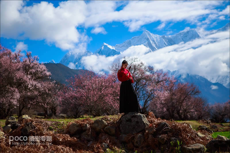 调出偏暗色外景通透人像照片的PS教程
