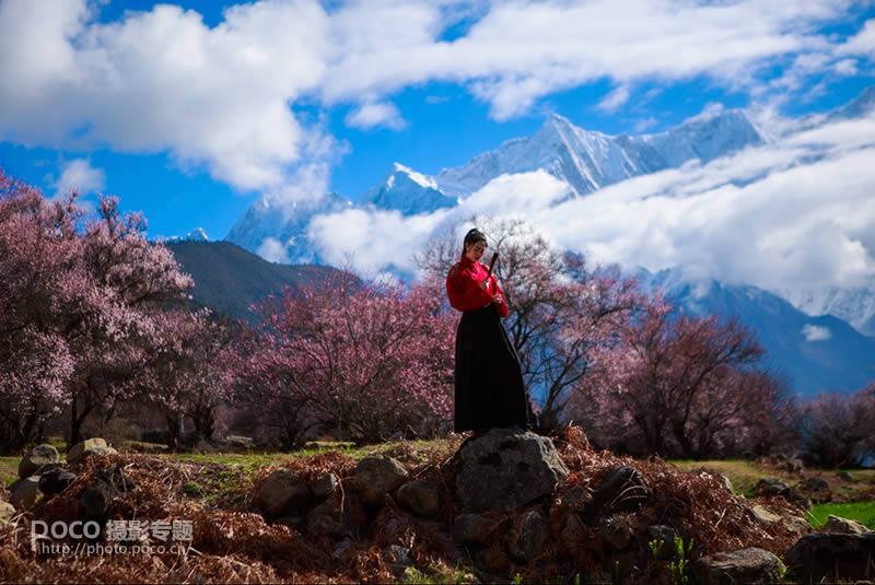 调出偏暗色外景通透人像照片的PS教程