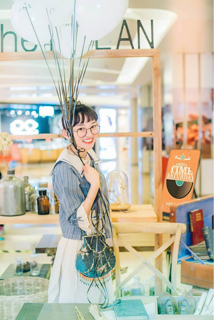 PS把室内女孩照片调成甜美亮白色彩效果