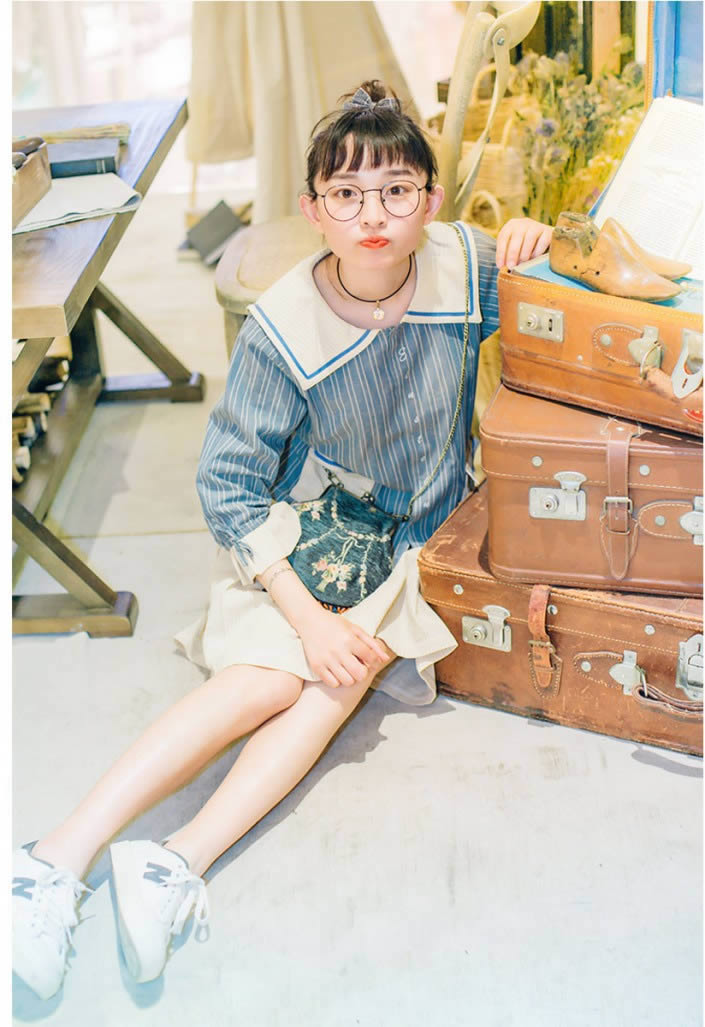 PS把室内女孩照片调成甜美亮白色彩效果