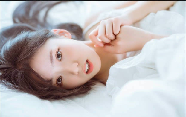 PS调出通透洁白肤色室内女生头像照片