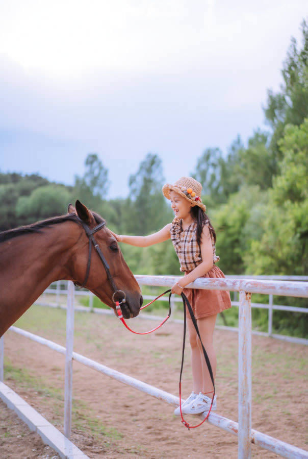 简单PS调出清新色彩效果儿童户外照片