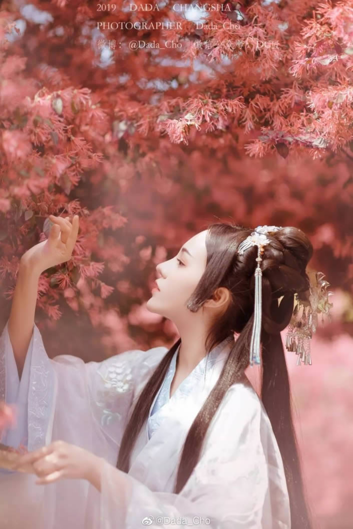 PS调出秋季水红树叶背景汉服女生照片