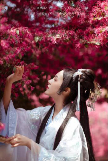 PS调出秋季水红树叶背景汉服女生照片