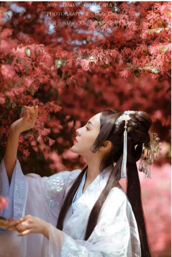 PS调出秋季水红树叶背景汉服女生照片