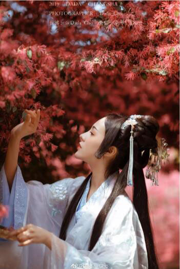 PS调出秋季水红树叶背景汉服女生照片