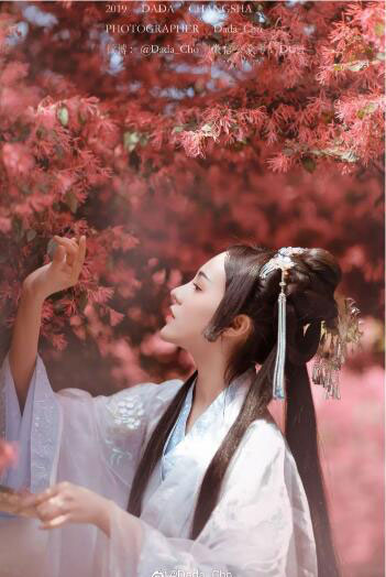 PS调出秋季水红树叶背景汉服女生照片