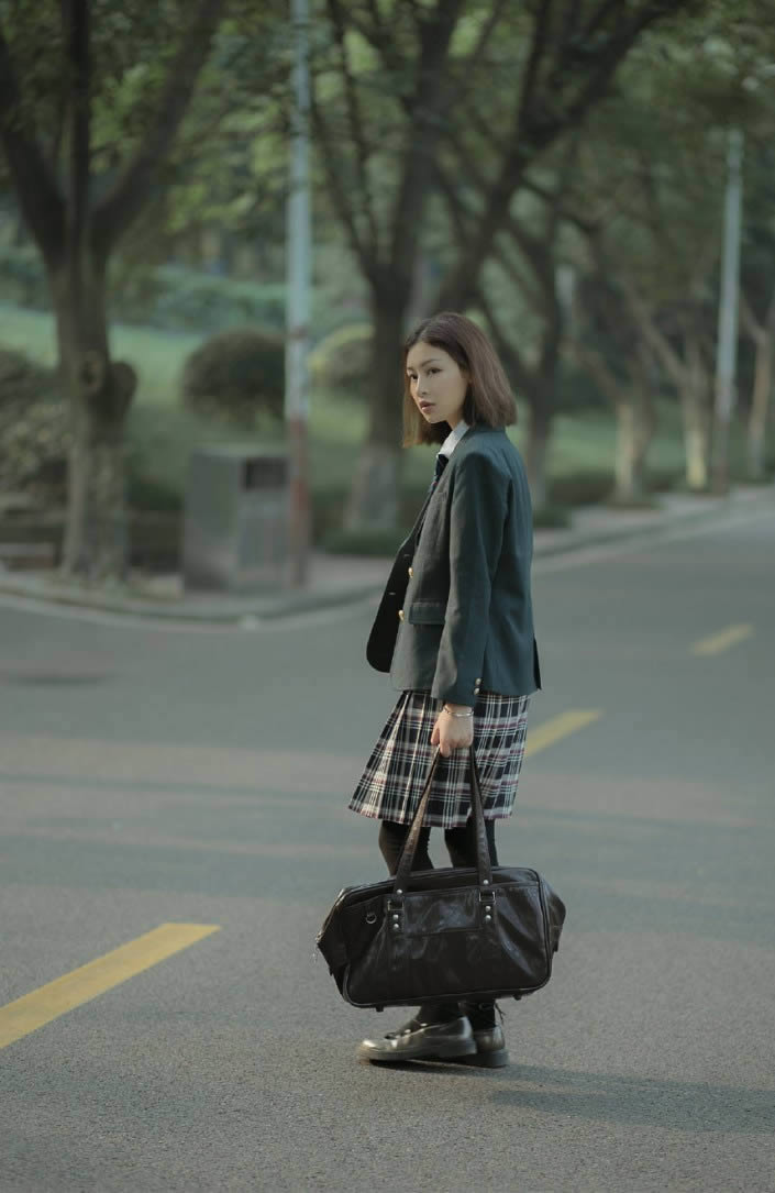 PS调出冷艳日系风格学生装女生街景照片