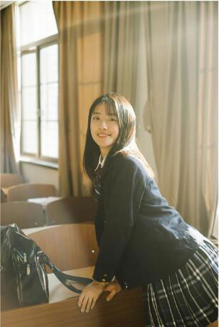 Photoshop调出暖黄色室内校园女生照片