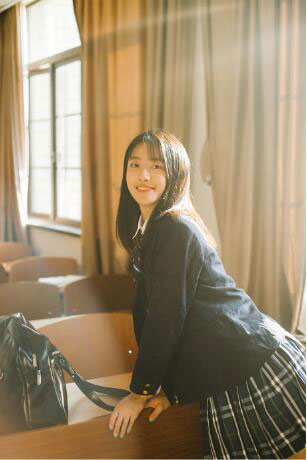 Photoshop调出暖黄色室内校园女生照片