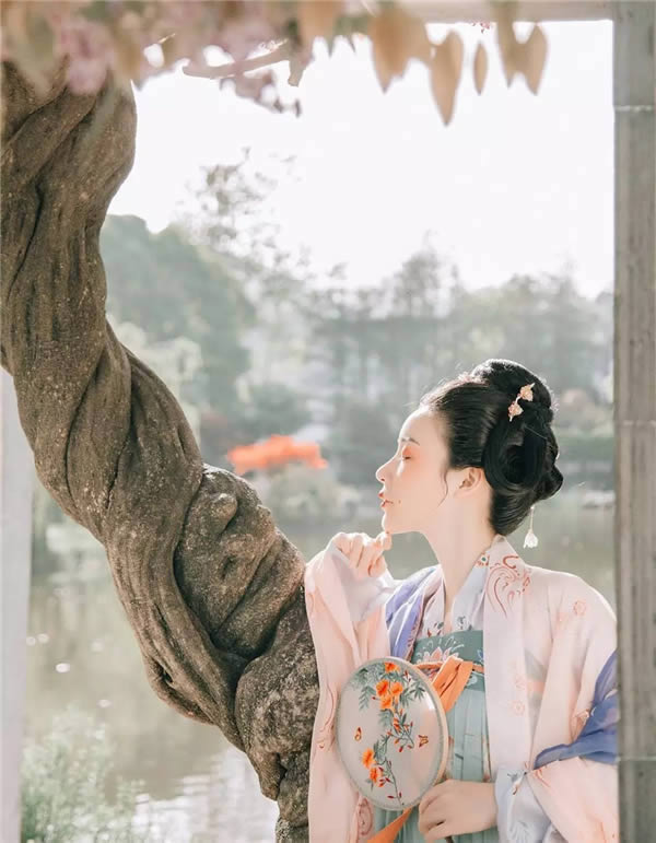 PS把外景汉服女孩照片调成通透古典色彩