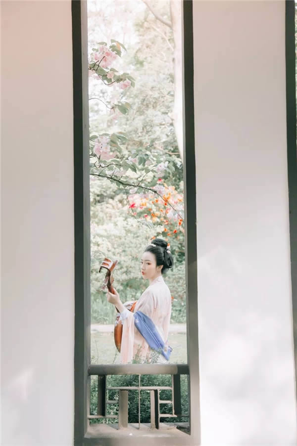 PS把外景汉服女孩照片调成通透古典色彩