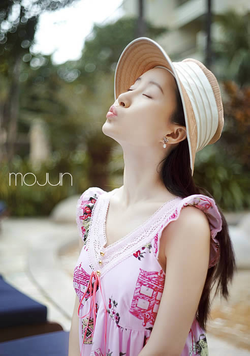 PS调出晚景通透色彩可爱女生照片效果