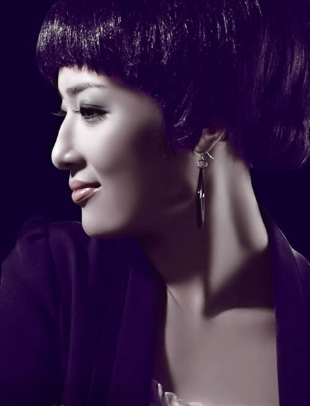 PS调出质感暗紫色短发女生头像照片