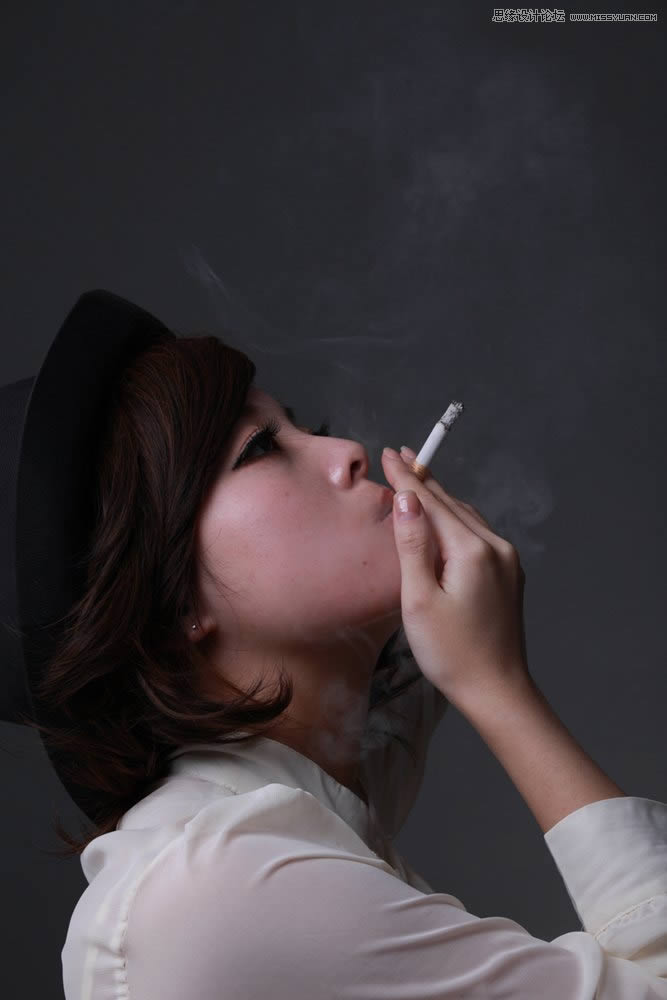 调出黄褐色抽烟女孩写真照片的PS教程