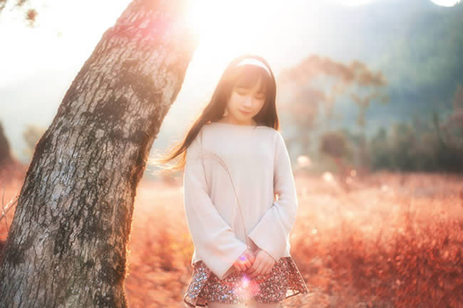 PS调出洋红暖色唯美逆光女孩照片