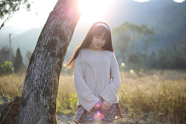 PS调出洋红暖色唯美逆光女孩照片