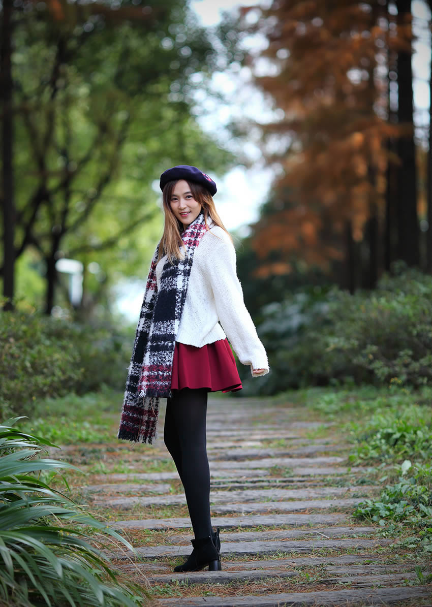 PS给树林人物照片添加冷色光影效果