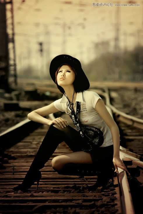 PS把铁轨外景女生照片调成冷冷青黄色