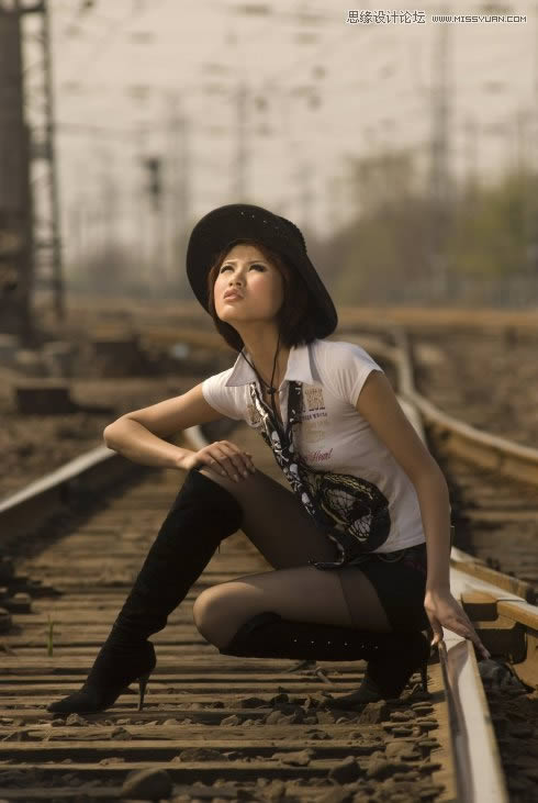 PS把铁轨外景女生照片调成冷冷青黄色