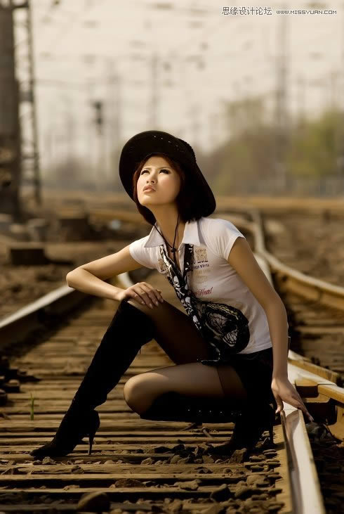 PS把铁轨外景女生照片调成冷冷青黄色