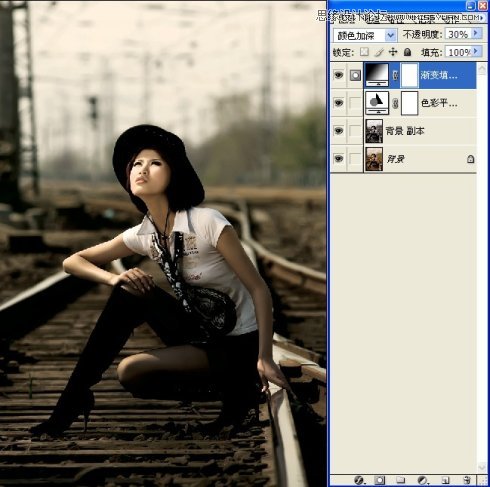 PS把铁轨外景女生照片调成冷冷青黄色