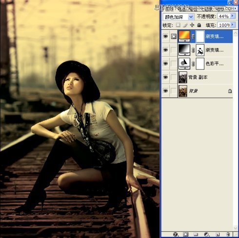 PS把铁轨外景女生照片调成冷冷青黄色