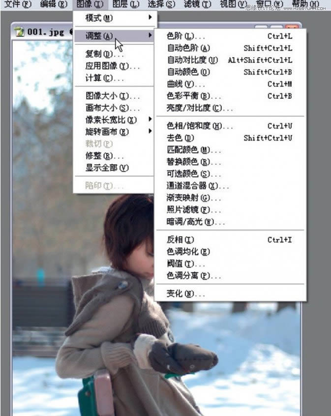 调出暖色阳光冬季雪景女孩照片的PS教程