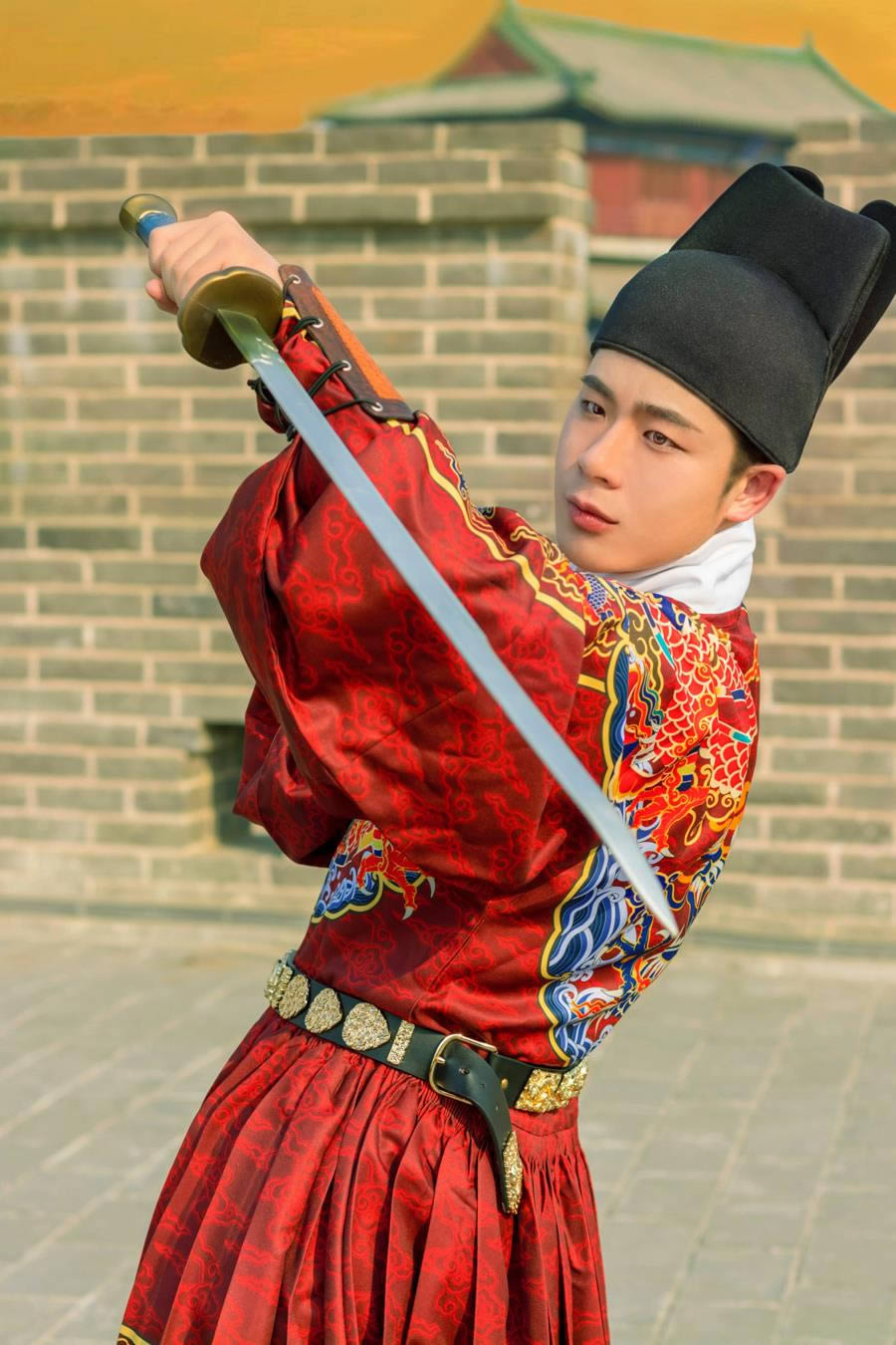 Photoshop调出暖黄色锦衣卫图片效果