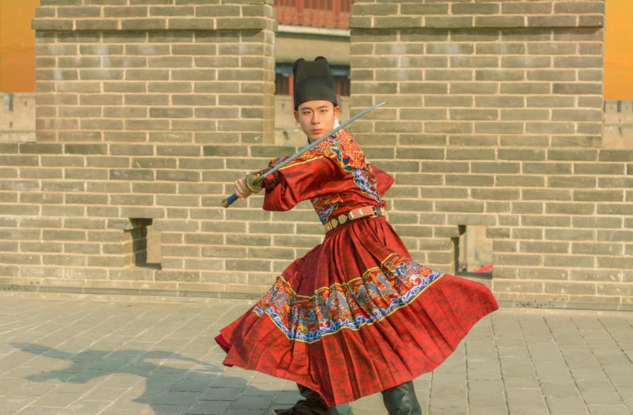 Photoshop调出暖黄色锦衣卫图片效果