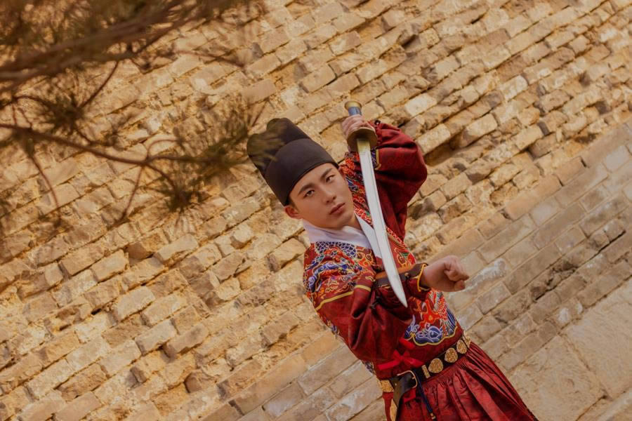 Photoshop调出暖黄色锦衣卫图片效果