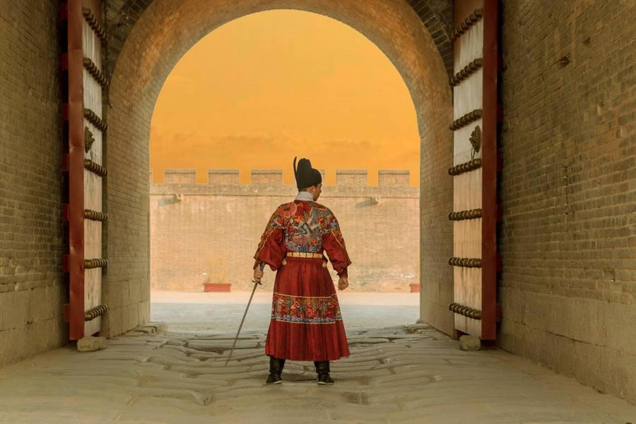 Photoshop调出暖黄色锦衣卫图片效果