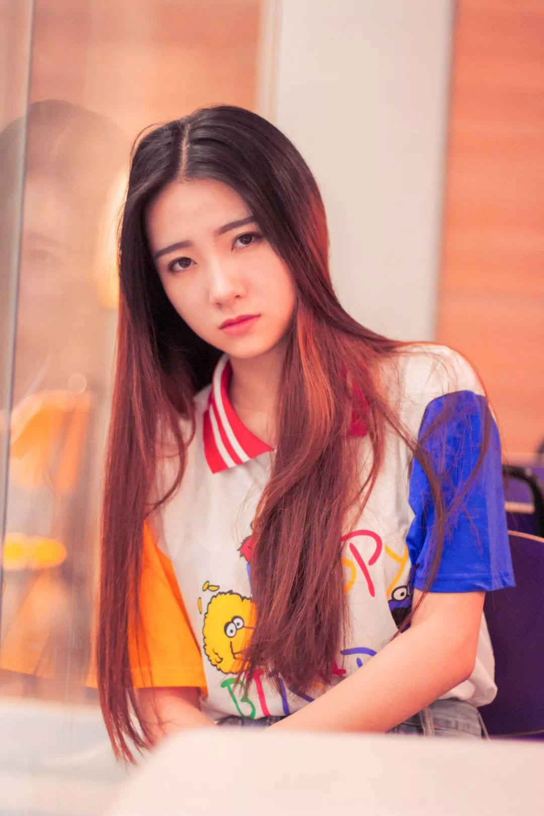 PS修复室内昏暗女生照片并调成暖色效果