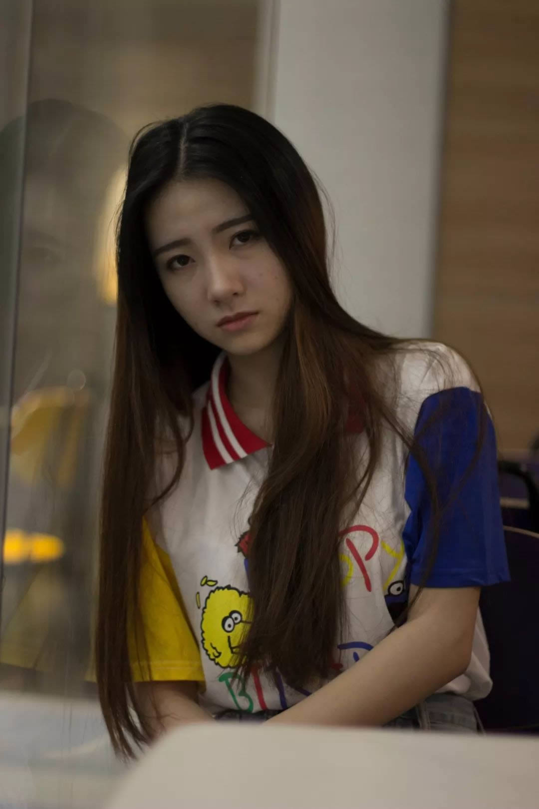 PS修复室内昏暗女生照片并调成暖色效果