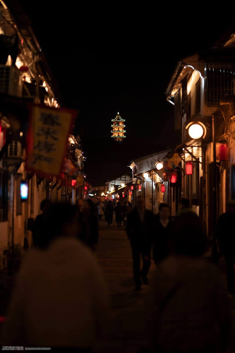 调出冷色灯光夜景仿古乡村街景照片的PS教程