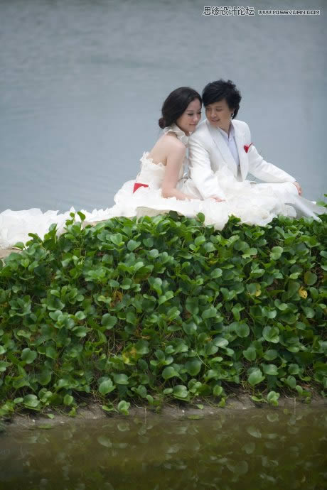 调出冷色深蓝湖景婚片效果的PS教程