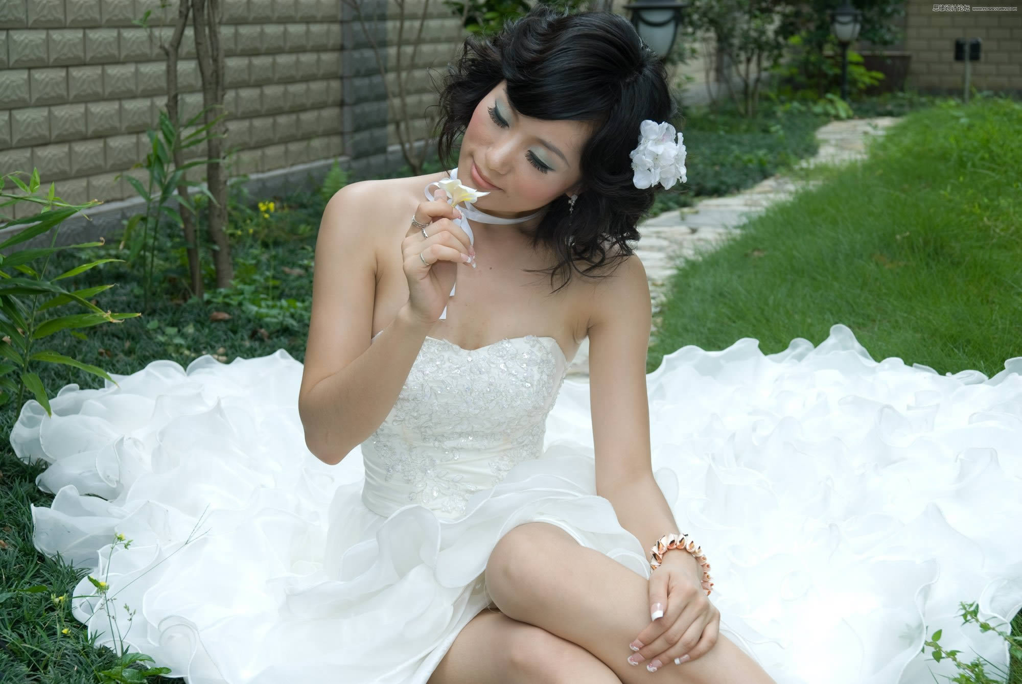 PS提亮婚纱照片并调出米黄肤色效果